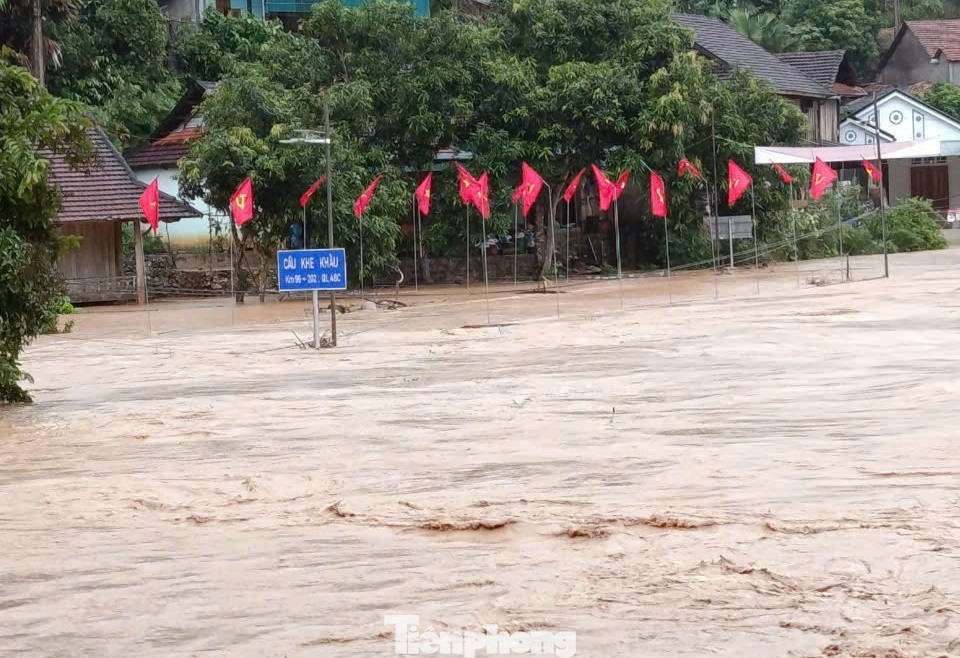 Một xã ở Nghệ An bị cô lập hoàn toàn, nước lũ cuốn sập 7 căn nhà và 1 cầu- Ảnh 9.