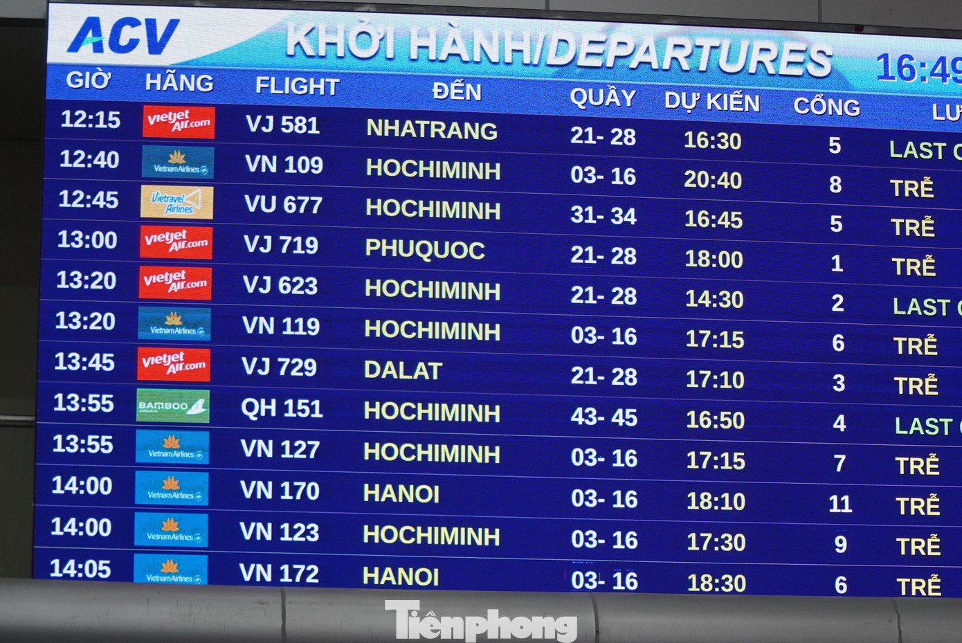 Hành khách vạ vật chờ đợi lên máy bay rời Đà Nẵng- Ảnh 3.