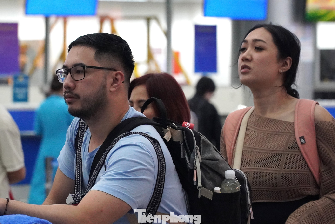 Hành khách vạ vật chờ đợi lên máy bay rời Đà Nẵng- Ảnh 16.