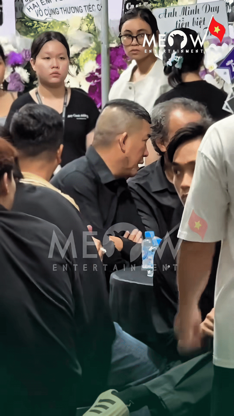 Đám tang diễn viên Ngọc Trinh: NS Công Ninh khóc nghẹn, Quách Ngọc Tuyên ngồi thất thần, Nam Thư cùng dàn sao đến viếng- Ảnh 8. Đám tang diễn viên Ngọc Trinh: NS Công Ninh khóc nghẹn, Quách Ngọc Tuyên ngồi thất thần, Nam Thư cùng dàn sao đến viếng- Ảnh 8.