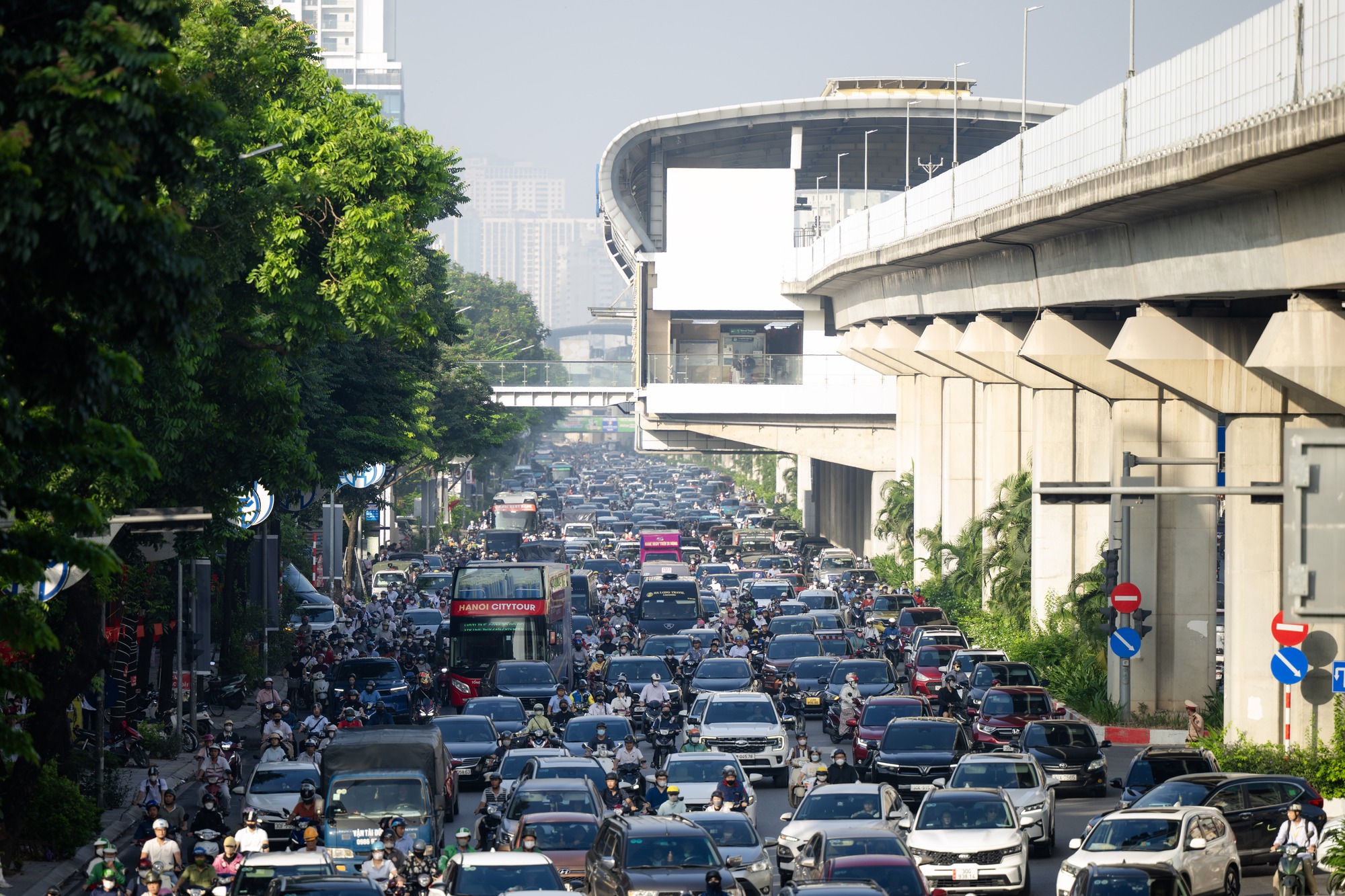 Mệt mỏi, chùn chân giữa biển ùn tắc ngày đầu đi làm trở lại sau kỳ nghỉ lễ 2/9- Ảnh 1.