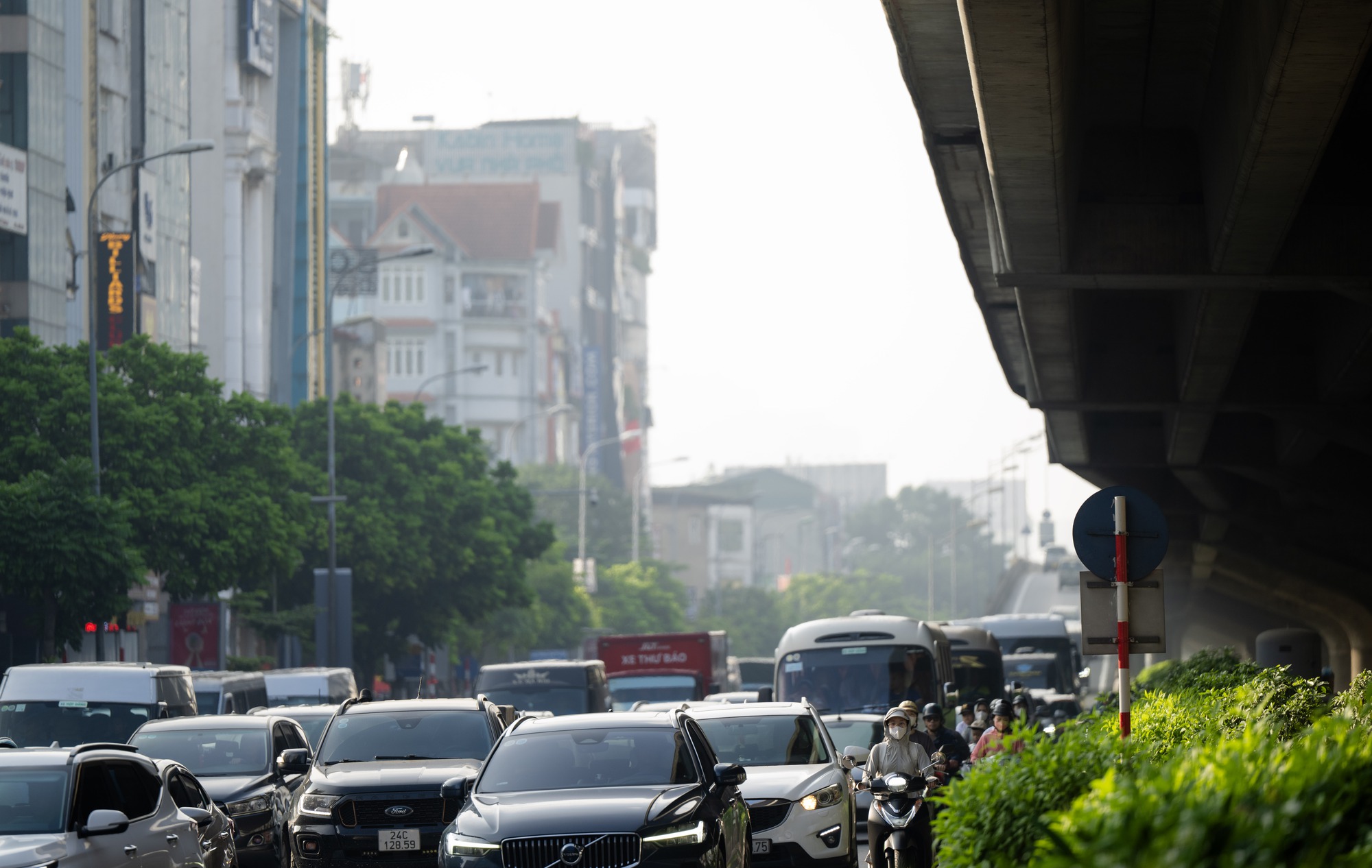 Mệt mỏi, chùn chân giữa biển ùn tắc ngày đầu đi làm trở lại sau kỳ nghỉ lễ 2/9- Ảnh 6.