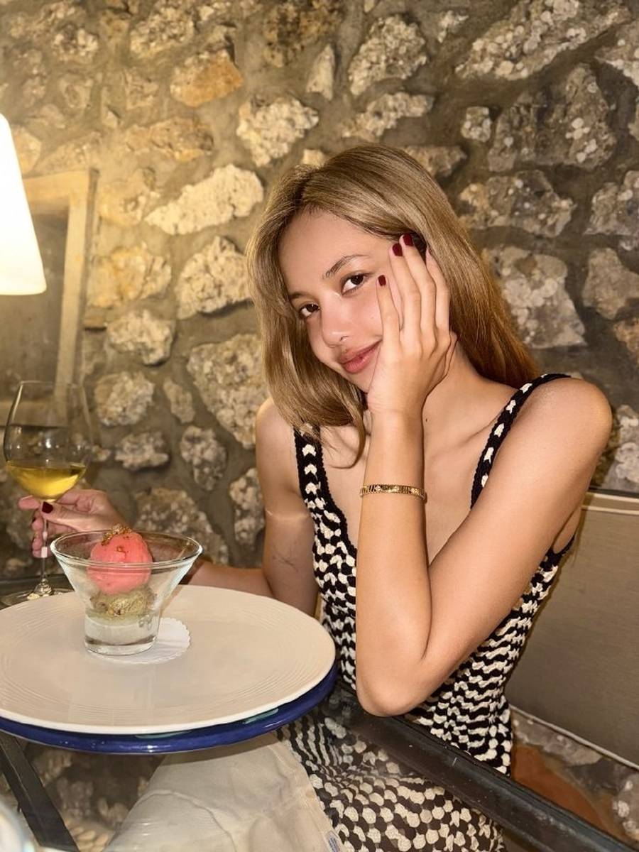 Lisa “đốt mắt” fan với loạt ảnh nghỉ dưỡng: Diện yếm hồng khoe vòng eo con kiến cực nóng bỏng- Ảnh 6.