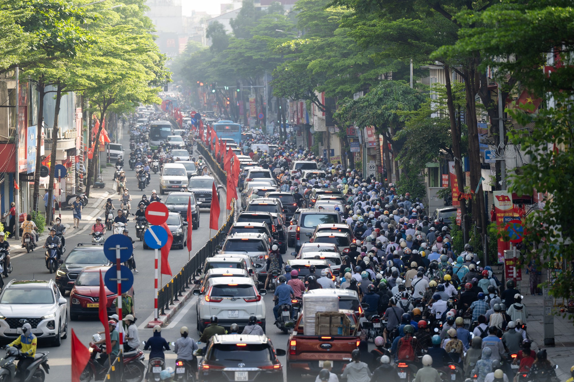Mệt mỏi, chùn chân giữa biển ùn tắc ngày đầu đi làm trở lại sau kỳ nghỉ lễ 2/9- Ảnh 13.