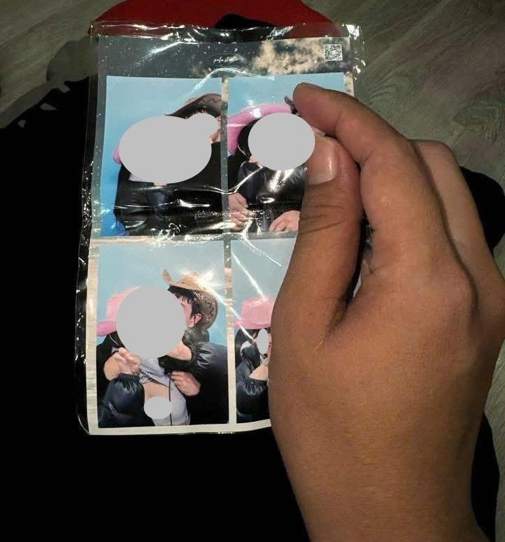 Nghĩ gì mà dắt nhau vào photobooth để làm cái trò này?- Ảnh 1.