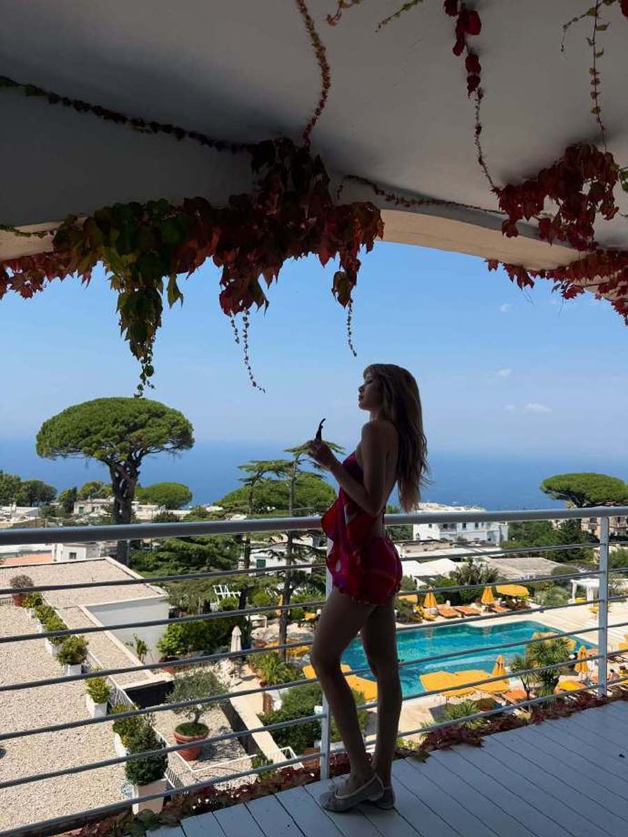Lisa “đốt mắt” fan với loạt ảnh nghỉ dưỡng: Diện yếm hồng khoe vòng eo con kiến cực nóng bỏng- Ảnh 3.