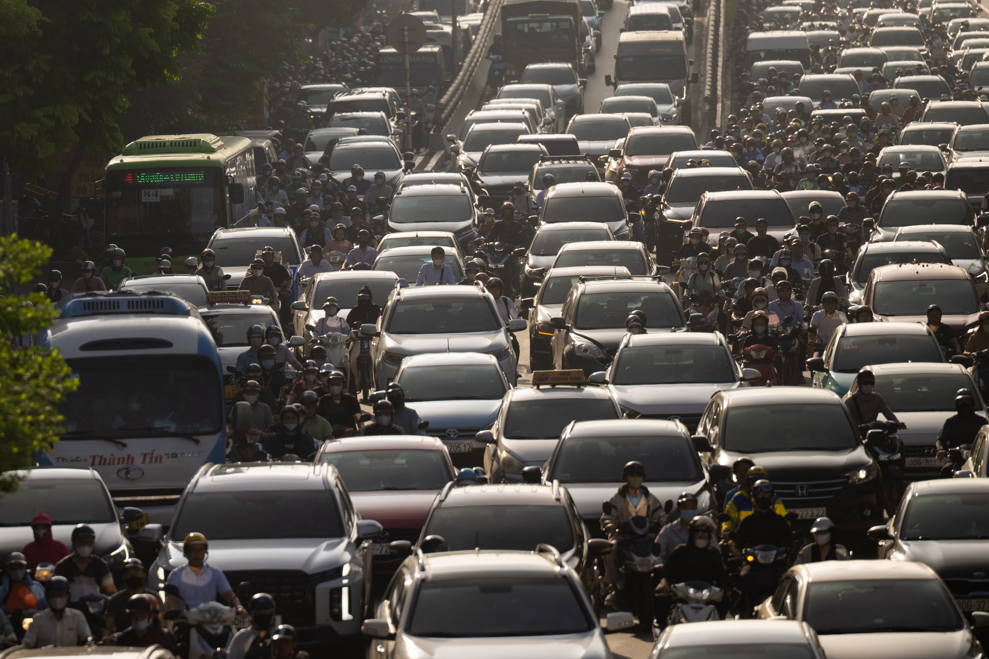 Mệt mỏi, chùn chân giữa biển ùn tắc ngày đầu đi làm trở lại sau kỳ nghỉ lễ 2/9- Ảnh 2.