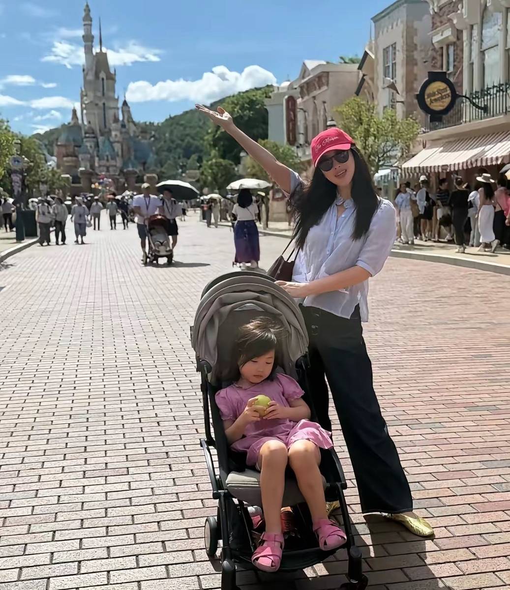 Con gái Chu Châu lộ diện với vẻ đáng yêu khó cưỡng, mẹ trẻ trung hết nấc- Ảnh 4. Con gái Chu Châu lộ diện với vẻ đáng yêu khó cưỡng, mẹ trẻ trung hết nấc- Ảnh 4.