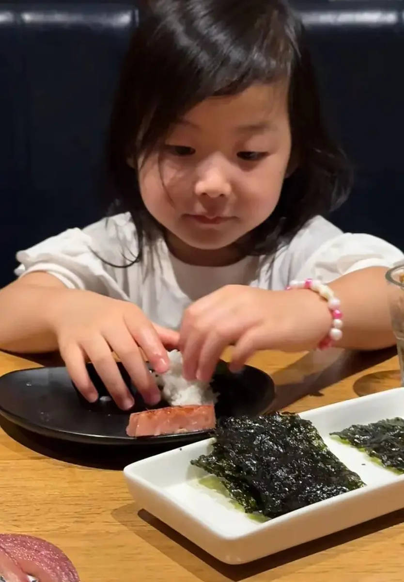 Con gái Chu Châu lộ diện với vẻ đáng yêu khó cưỡng, mẹ trẻ trung hết nấc- Ảnh 6. Con gái Chu Châu lộ diện với vẻ đáng yêu khó cưỡng, mẹ trẻ trung hết nấc- Ảnh 6.