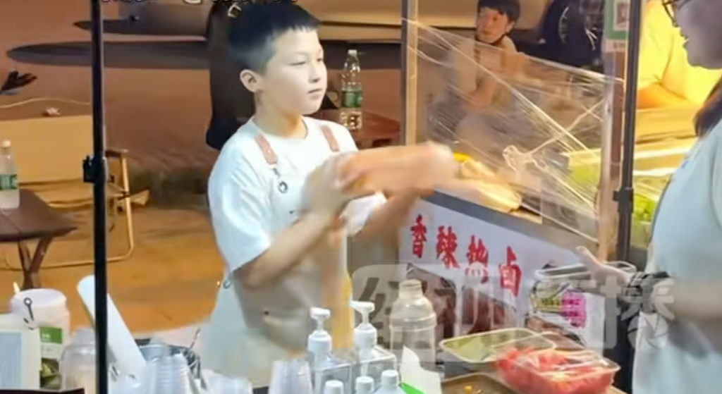 Cậu bé 11 tuổi kiếm 14 triệu đồng mỗi tháng nhờ bán trà sữa ở chợ đêm- Ảnh 1.