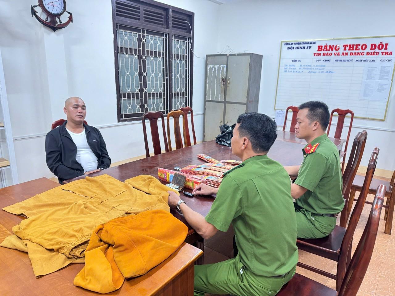 Giả danh nhà sư "làm phép, đuổi vong" để chiếm đoạt tài sản- Ảnh 1.