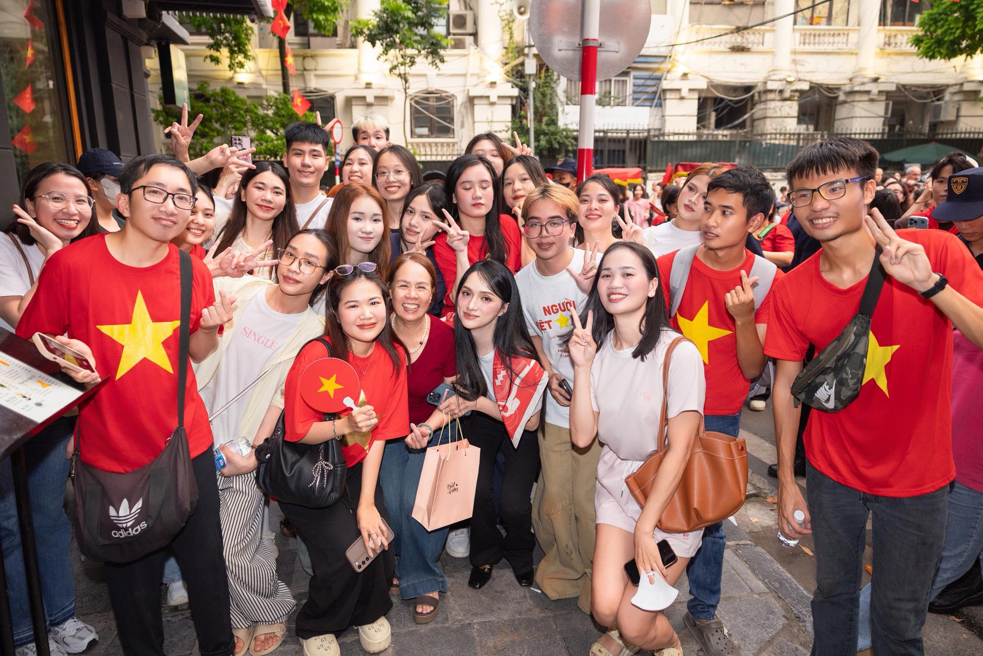 Visual Hương Giang ngày càng bén, đọ sắc nét căng với Visual Hương Giang ngày càng bén, đọ sắc nét căng với