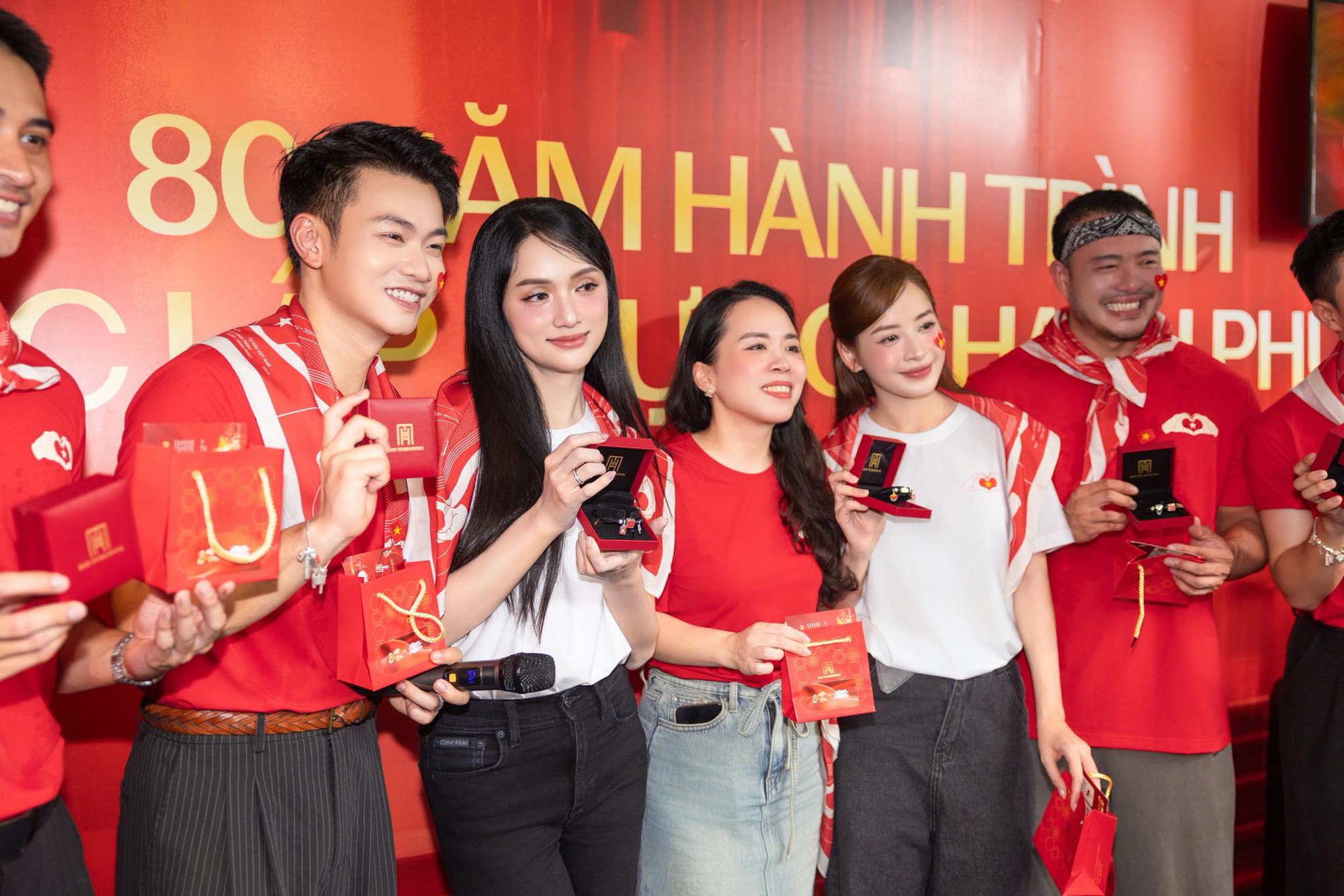 Visual Hương Giang ngày càng bén, đọ sắc nét căng với Visual Hương Giang ngày càng bén, đọ sắc nét căng với