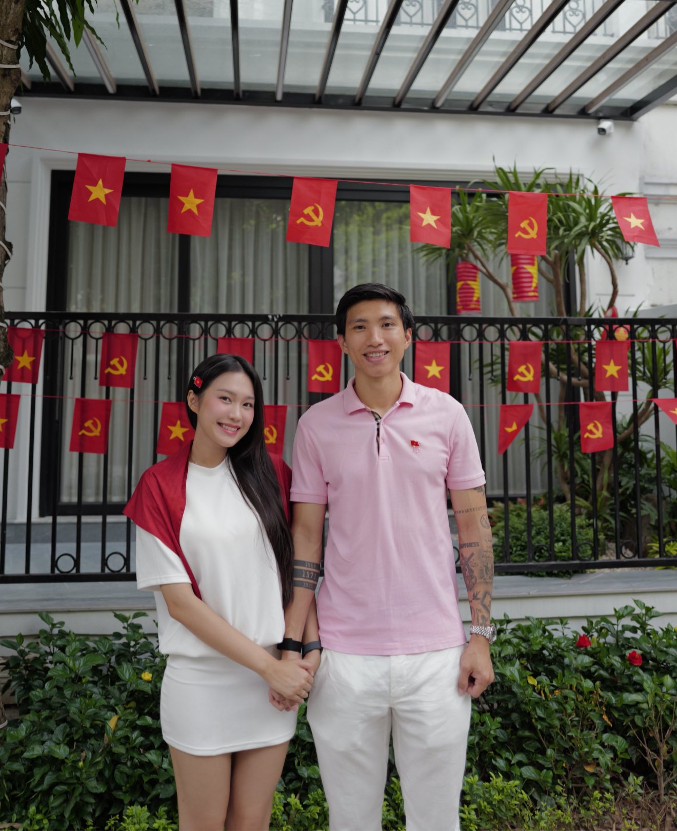 "Team qua đường" gặp Văn Hậu - Hải My check-in ngay trước biệt thự bạc tỷ mới xây, visual "cam thường" gây sốt!- Ảnh 3.