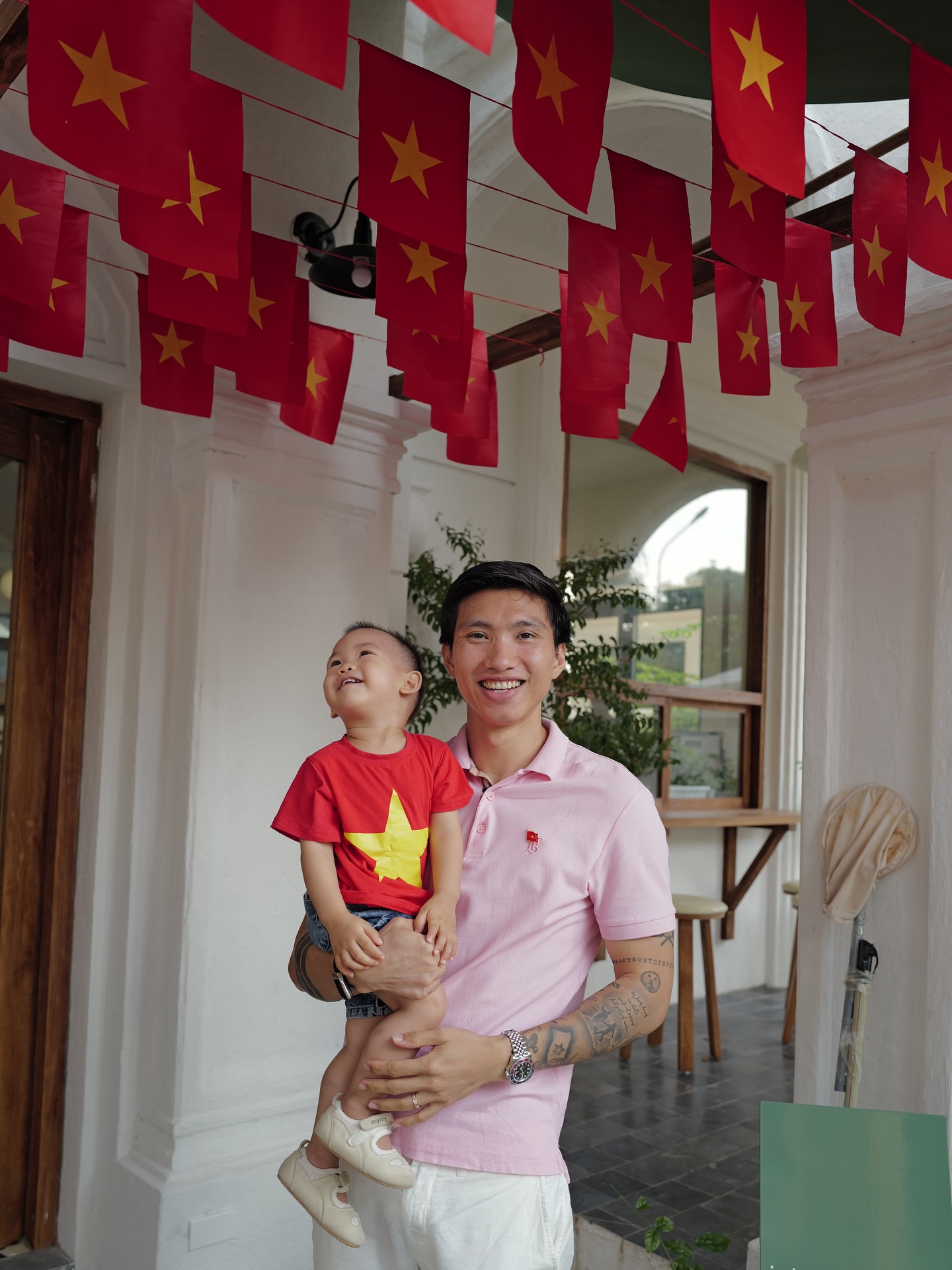 "Team qua đường" gặp Văn Hậu - Hải My check-in ngay trước biệt thự bạc tỷ mới xây, visual "cam thường" gây sốt!- Ảnh 6.