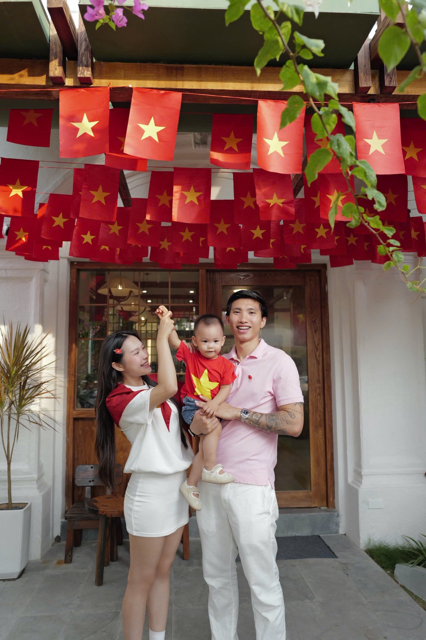 "Team qua đường" gặp Văn Hậu - Hải My check-in ngay trước biệt thự bạc tỷ mới xây, visual "cam thường" gây sốt!- Ảnh 5.