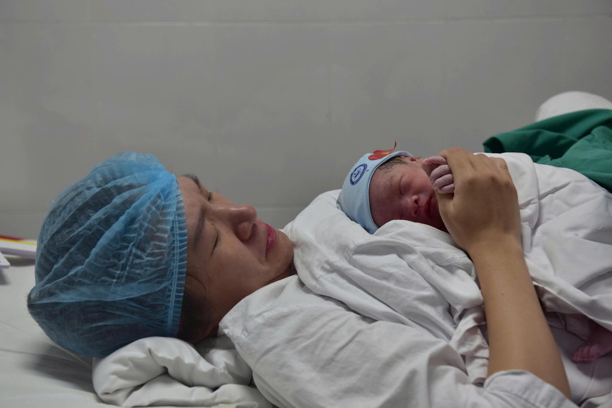 Em bé chào đời lúc 0 giờ 2 phút mang tên Quốc Khánh- Ảnh 1. Em bé chào đời lúc 0 giờ 2 phút mang tên Quốc Khánh- Ảnh 1.