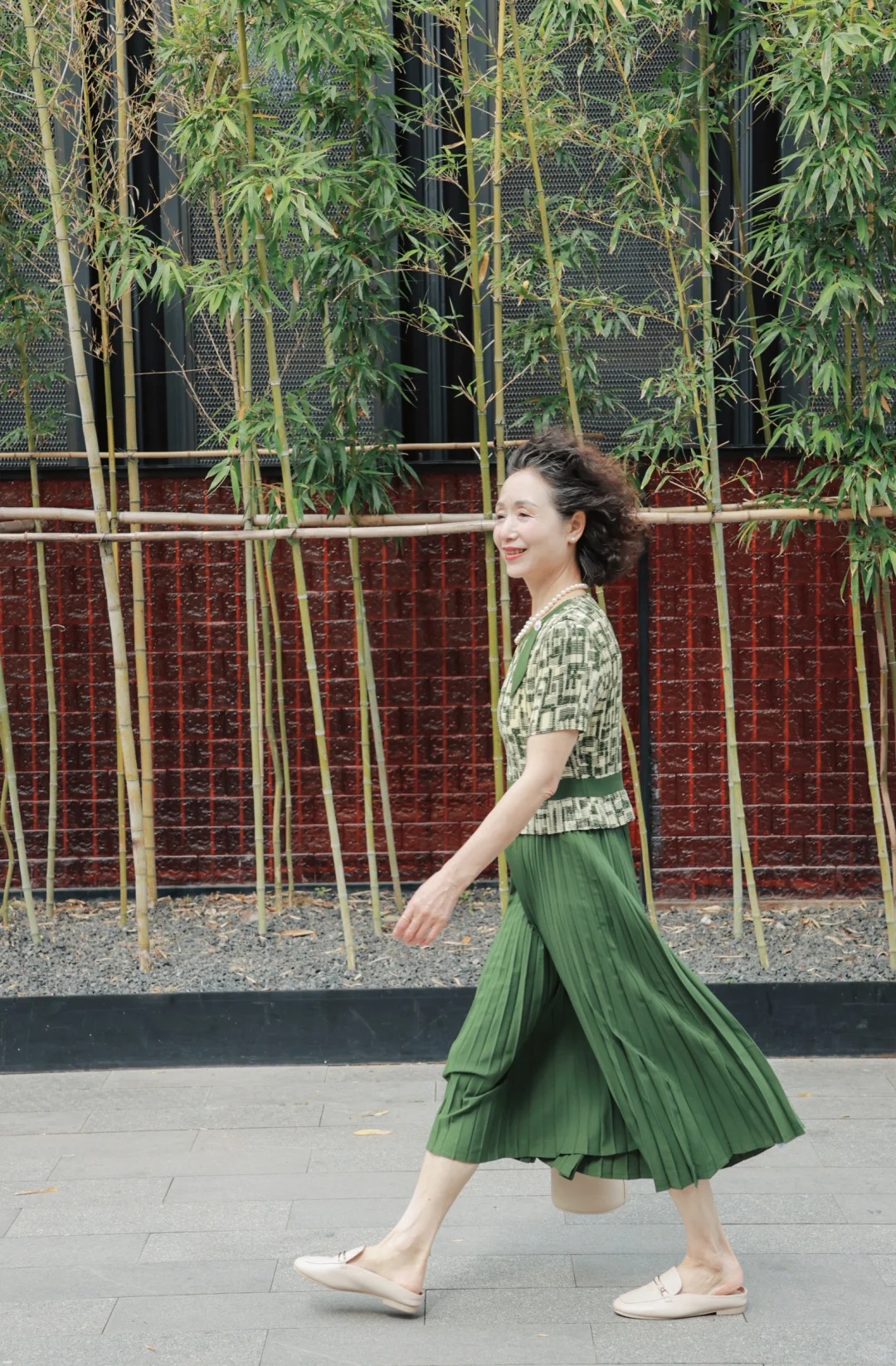 Phụ nữ trung niên đừng bỏ qua gam xanh lá: Giúp da trắng, dáng thon, thần thái hút hồn, trẻ ra cả chục tuổi!- Ảnh 7.