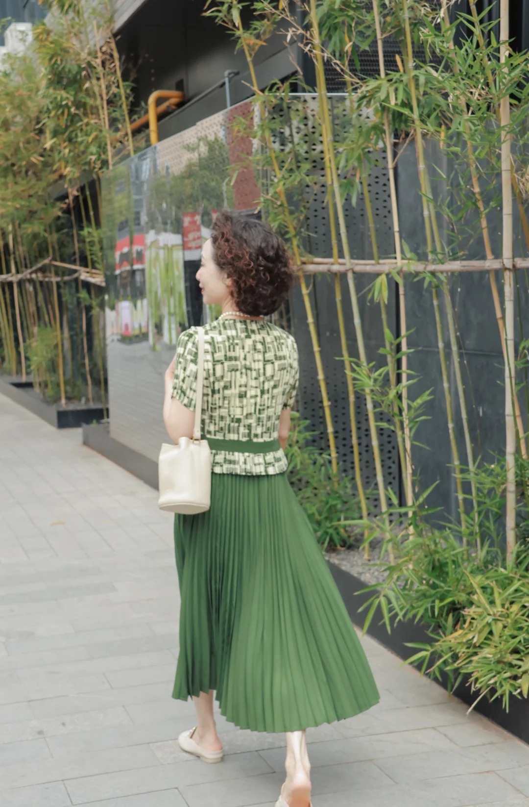 Phụ nữ trung niên đừng bỏ qua gam xanh lá: Giúp da trắng, dáng thon, thần thái hút hồn, trẻ ra cả chục tuổi!- Ảnh 5.