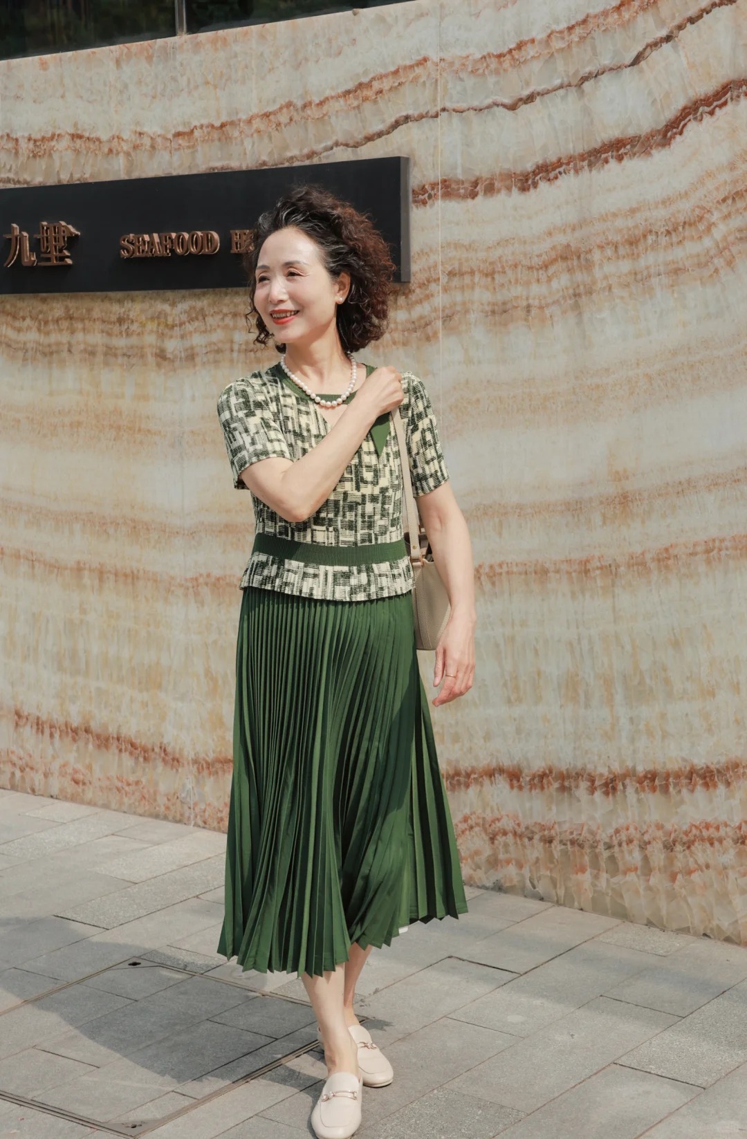 Phụ nữ trung niên đừng bỏ qua gam xanh lá: Giúp da trắng, dáng thon, thần thái hút hồn, trẻ ra cả chục tuổi!- Ảnh 4.