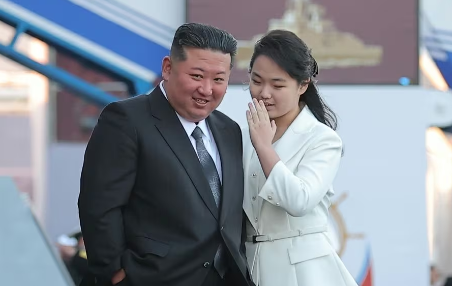 Lần đầu tiên con gái ông Kim Jong-un xuất hiện cùng cha tại Trung Quốc, thần thái gây chú ý- Ảnh 3. Lần đầu tiên con gái ông Kim Jong-un xuất hiện cùng cha tại Trung Quốc, thần thái gây chú ý- Ảnh 3.