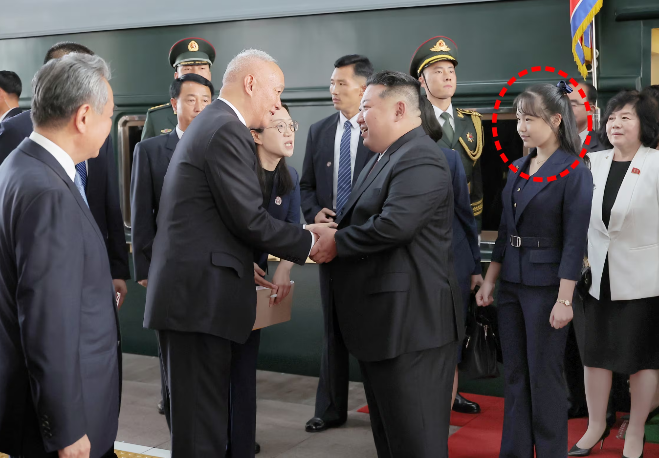 Lần đầu tiên con gái ông Kim Jong-un xuất hiện cùng cha tại Trung Quốc, thần thái gây chú ý- Ảnh 1. Lần đầu tiên con gái ông Kim Jong-un xuất hiện cùng cha tại Trung Quốc, thần thái gây chú ý- Ảnh 1.