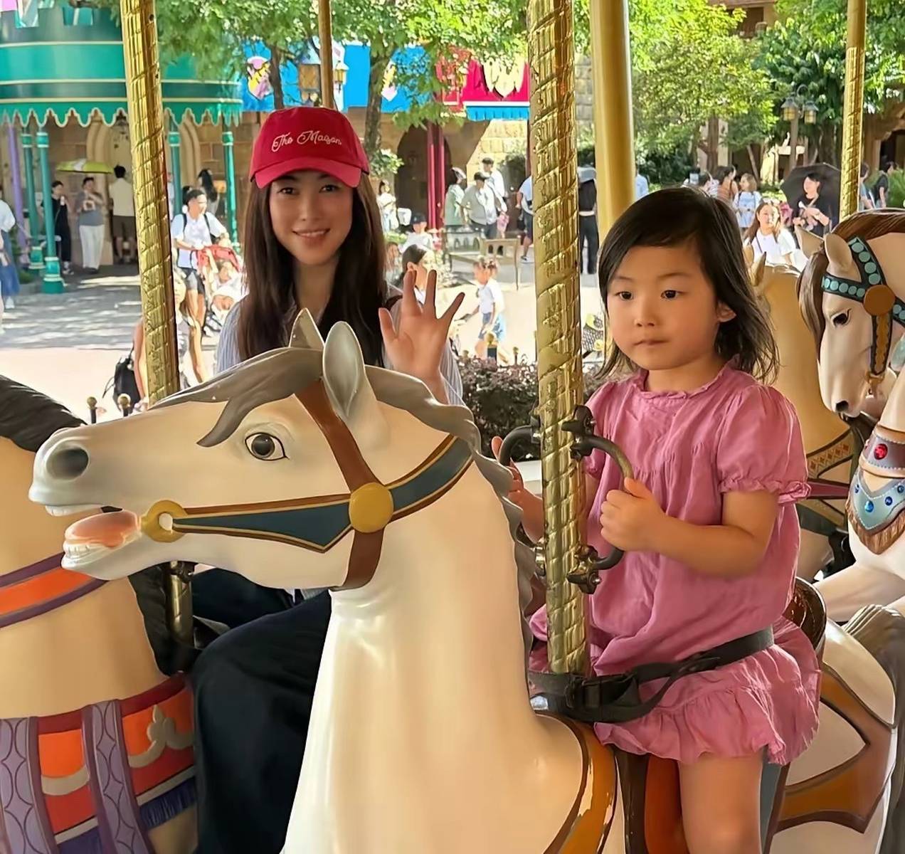 Con gái Chu Châu lộ diện với vẻ đáng yêu khó cưỡng, mẹ trẻ trung hết nấc- Ảnh 3. Con gái Chu Châu lộ diện với vẻ đáng yêu khó cưỡng, mẹ trẻ trung hết nấc- Ảnh 3.