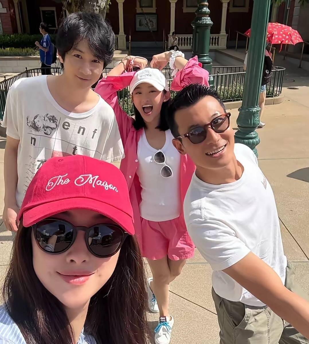 Con gái Chu Châu lộ diện với vẻ đáng yêu khó cưỡng, mẹ trẻ trung hết nấc- Ảnh 2. Con gái Chu Châu lộ diện với vẻ đáng yêu khó cưỡng, mẹ trẻ trung hết nấc- Ảnh 2.