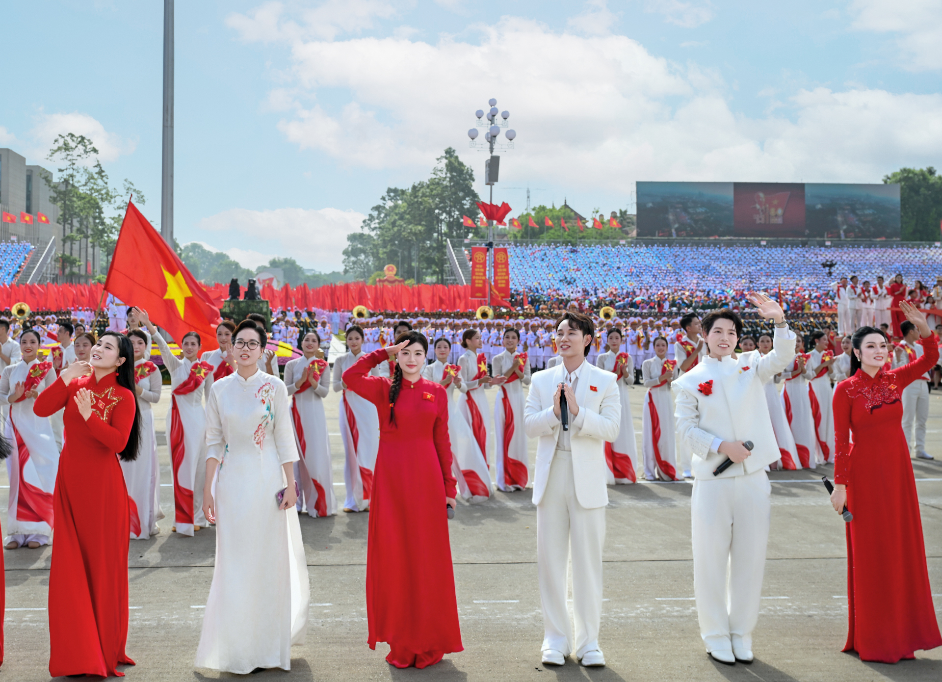 Nguyễn Thu Hằng xúc động khi được hát giữa Quảng trường Ba Đình: "Tôi mãi mãi không quên"- Ảnh 2. Nguyễn Thu Hằng xúc động khi được hát giữa Quảng trường Ba Đình: "Tôi mãi mãi không quên"- Ảnh 2.