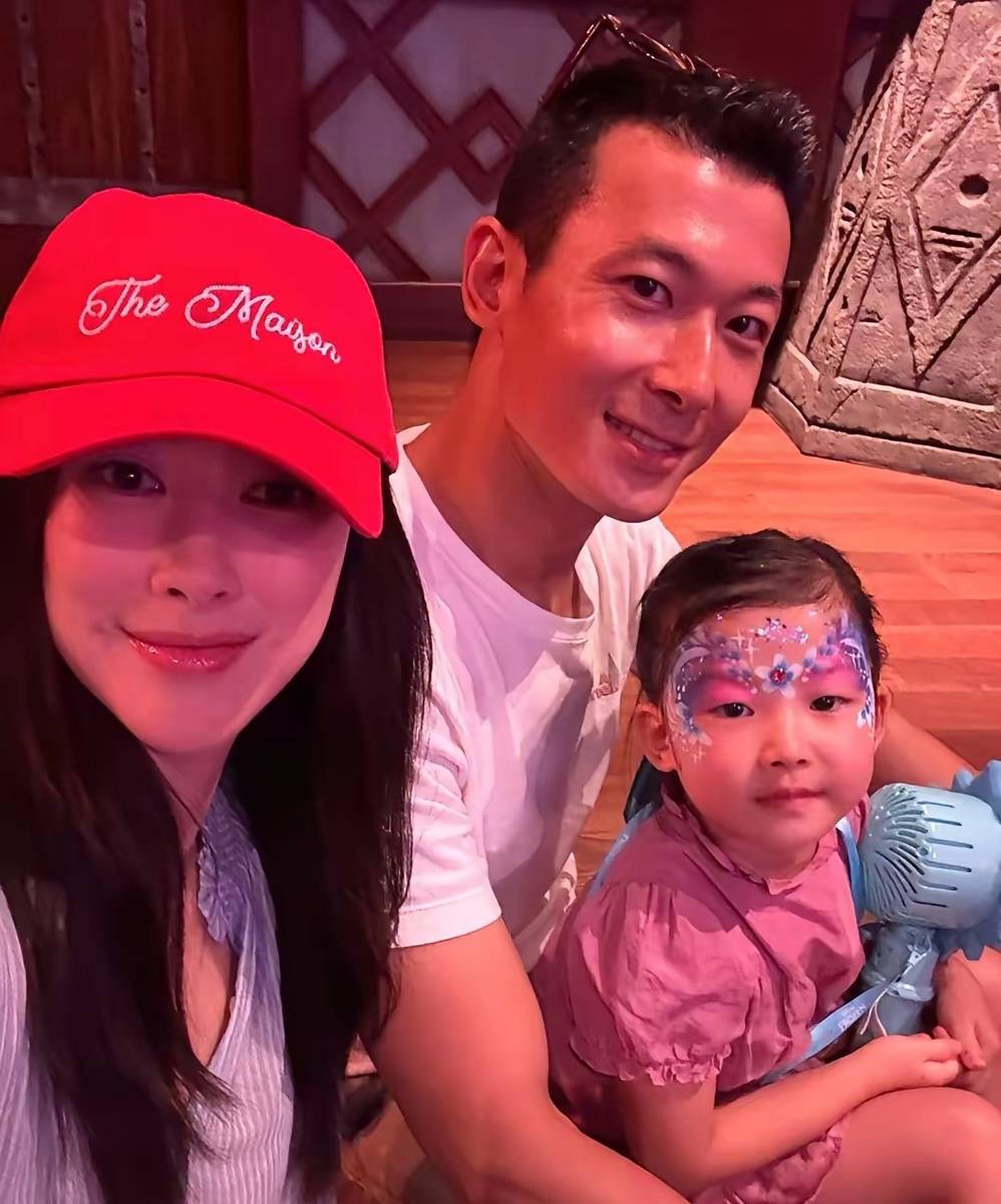 Con gái Chu Châu lộ diện với vẻ đáng yêu khó cưỡng, mẹ trẻ trung hết nấc- Ảnh 1. Con gái Chu Châu lộ diện với vẻ đáng yêu khó cưỡng, mẹ trẻ trung hết nấc- Ảnh 1.