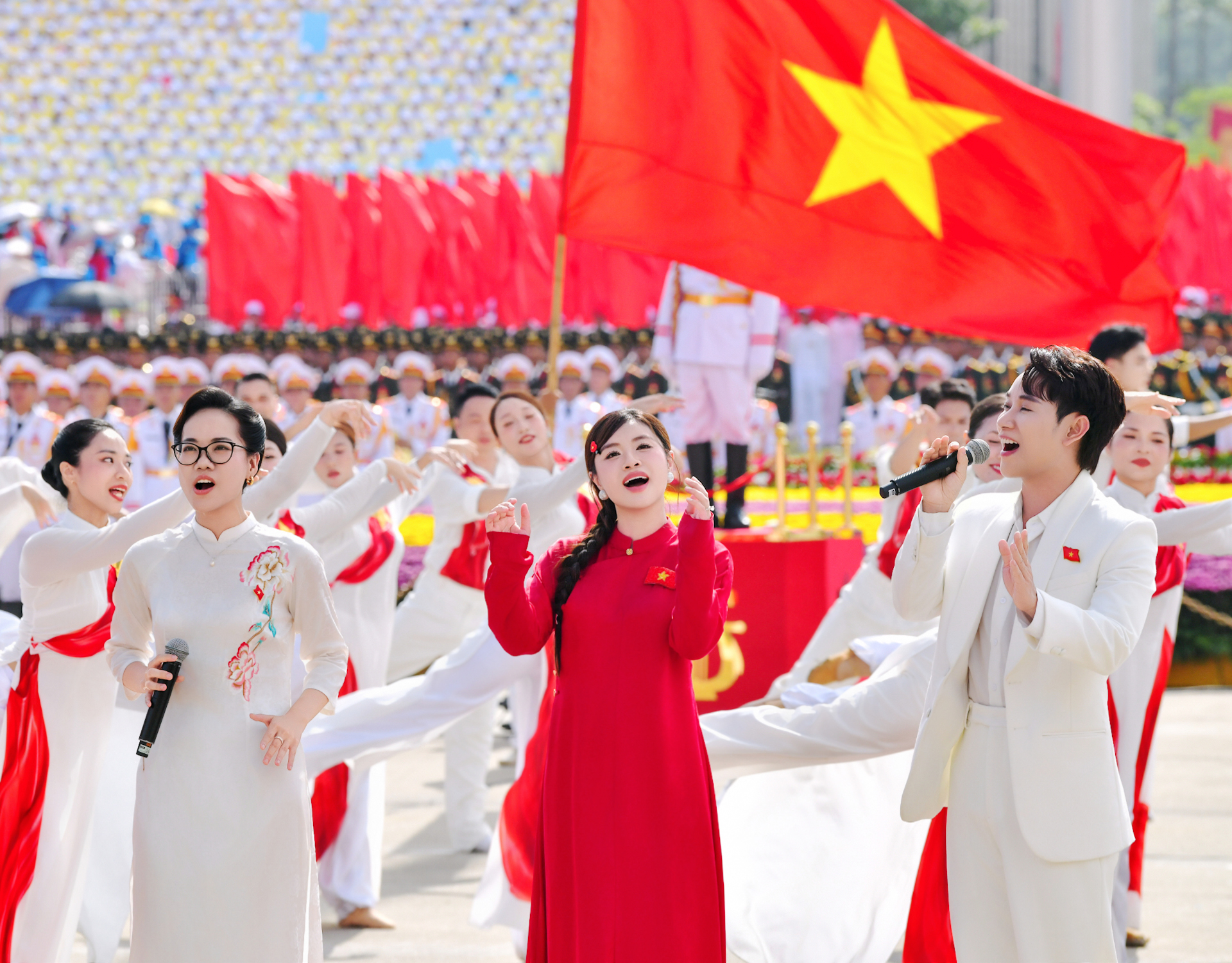 Nguyễn Thu Hằng xúc động khi được hát giữa Quảng trường Ba Đình: "Tôi mãi mãi không quên"- Ảnh 1. Nguyễn Thu Hằng xúc động khi được hát giữa Quảng trường Ba Đình: "Tôi mãi mãi không quên"- Ảnh 1.