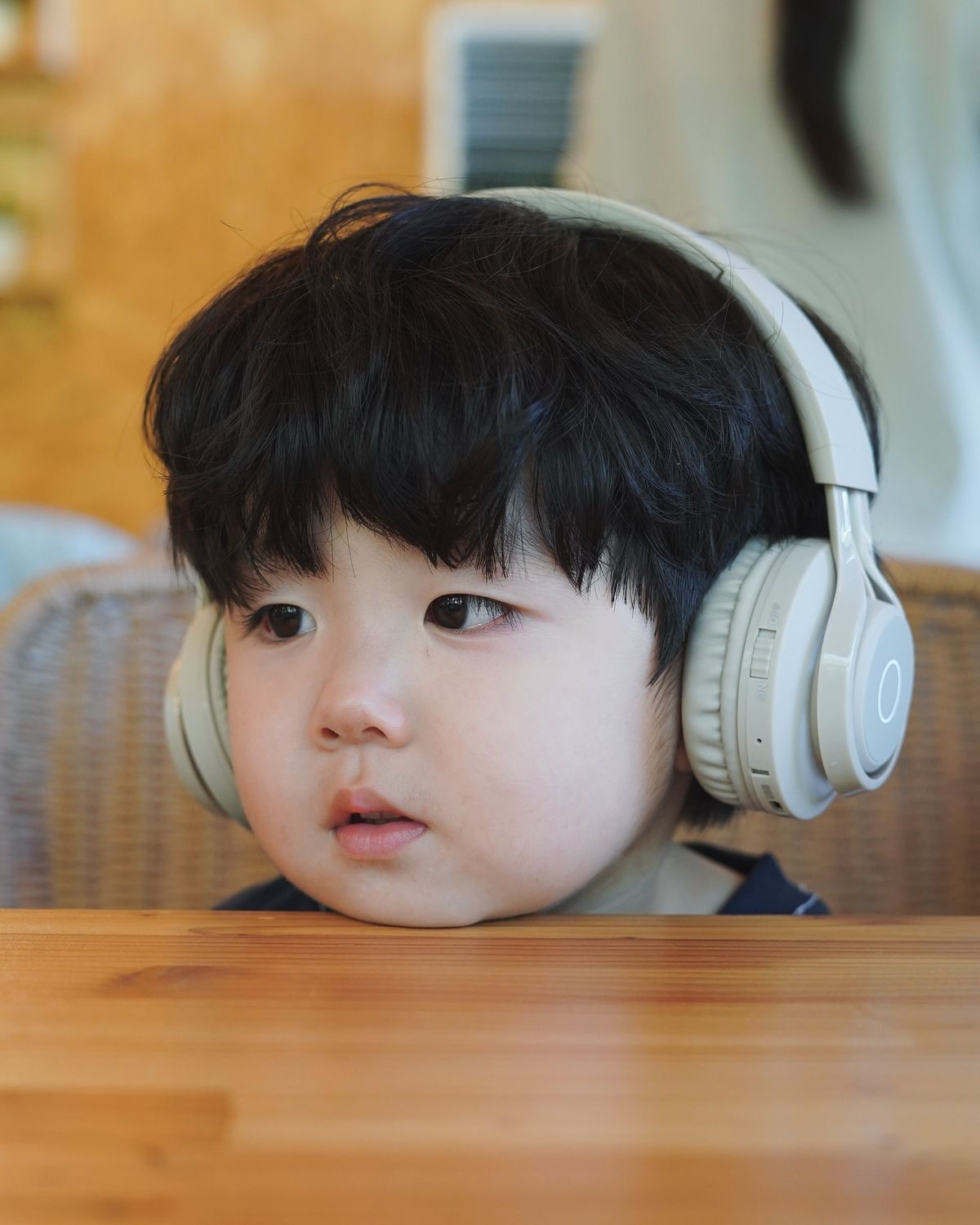 Những hành động của trẻ bị 