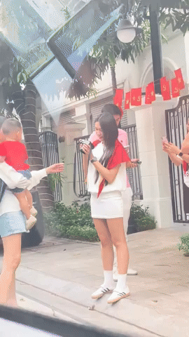 "Team qua đường" gặp Văn Hậu - Hải My check-in ngay trước biệt thự bạc tỷ mới xây, visual "cam thường" gây sốt!- Ảnh 1.