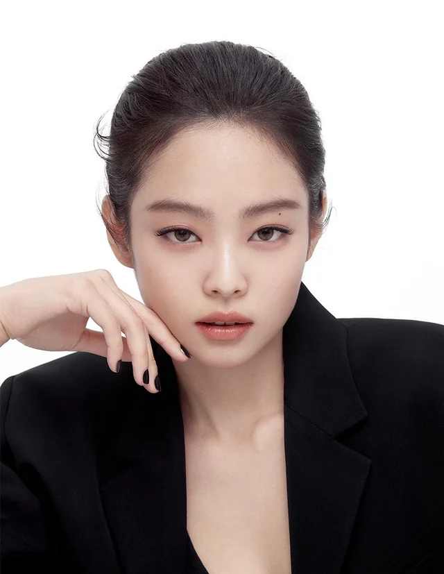Jennie (BLACKPINK) vội chuyển công ty vì phạm luật?- Ảnh 1. Jennie (BLACKPINK) vội chuyển công ty vì phạm luật?- Ảnh 1.