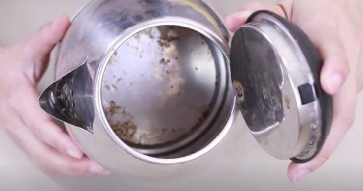 Bình siêu tốc xịn mấy cũng hóa "bom hẹn giờ" nếu nhà bạn có 4 thói quen này: Cái cuối vừa “ngốn điện” lại rất nguy hiểm nhưng nhiều người mắc- Ảnh 1.
