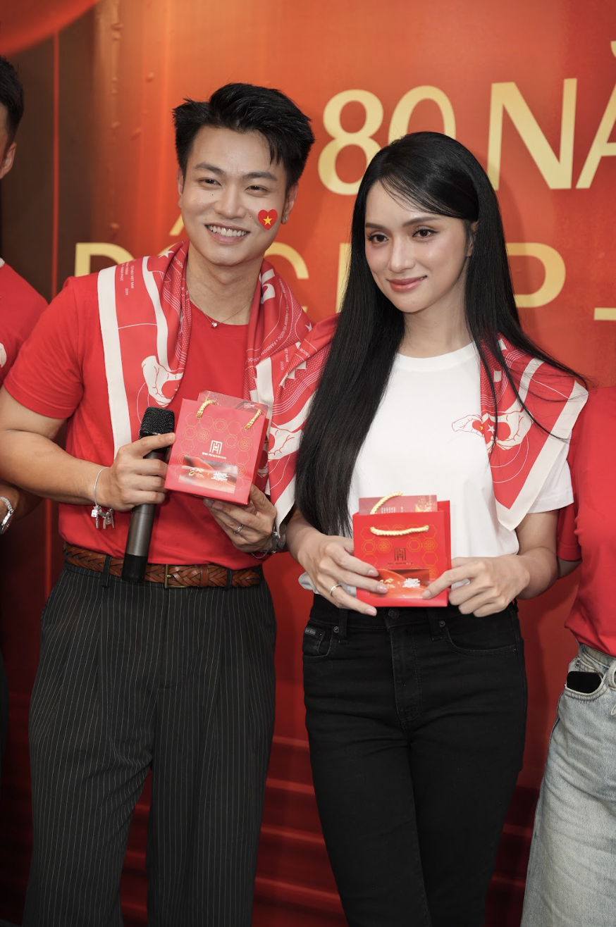 Dàn nghệ sĩ xuất hiện bất ngờ, mang tinh thần Yêu Nước bùng nổ tại trạm khách A80 cùng đơn vị đồng hành Bảo Tín Mạnh Hải- Ảnh 6. Dàn nghệ sĩ xuất hiện bất ngờ, mang tinh thần Yêu Nước bùng nổ tại trạm khách A80 cùng đơn vị đồng hành Bảo Tín Mạnh Hải- Ảnh 6.
