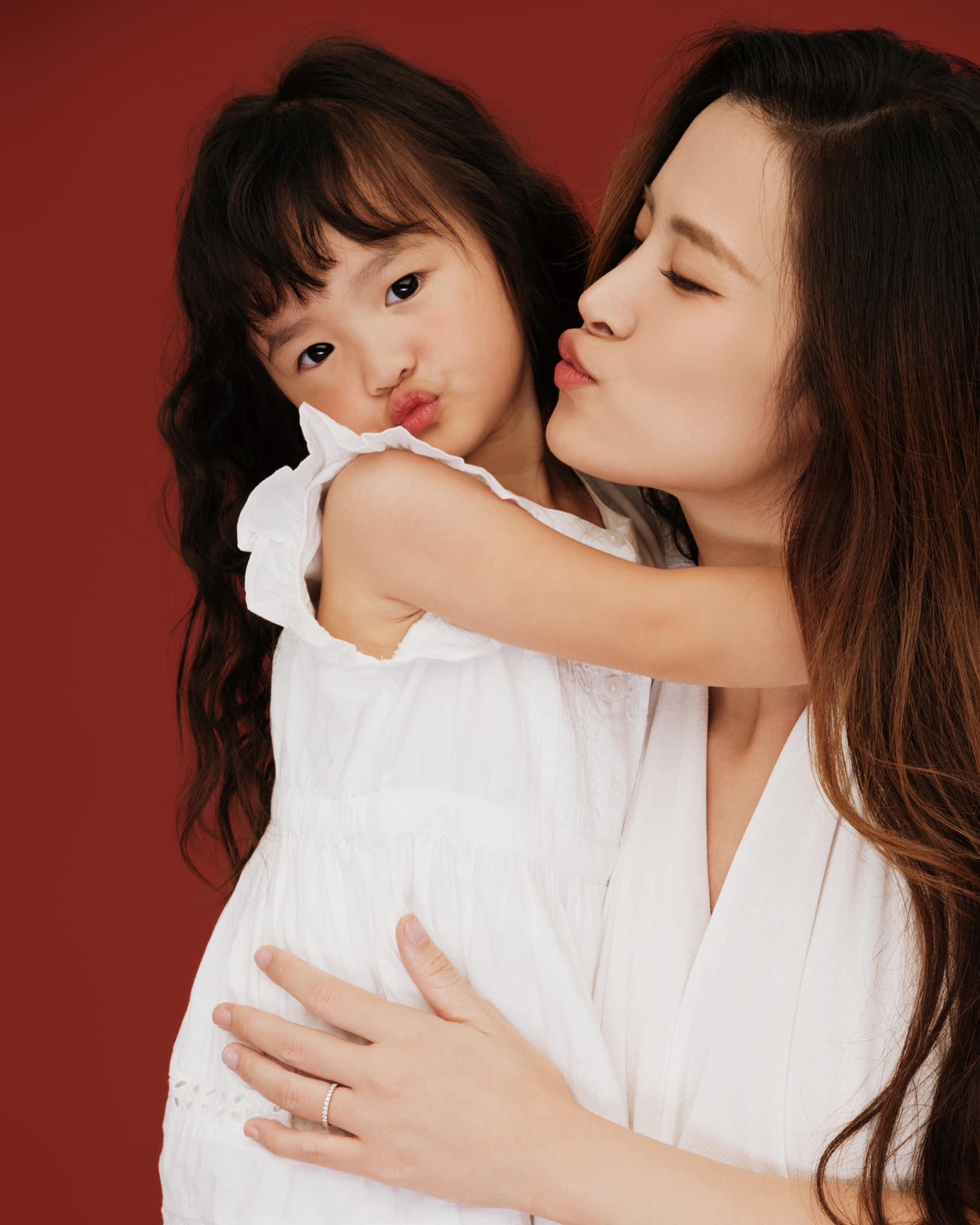 Đông Nhi - Ông Cao Thắng lần đầu đưa con gái Winnie lên sân khấu: Cực phẩm ngoan xinh yêu khiến khán giả mê mẩn!- Ảnh 3.