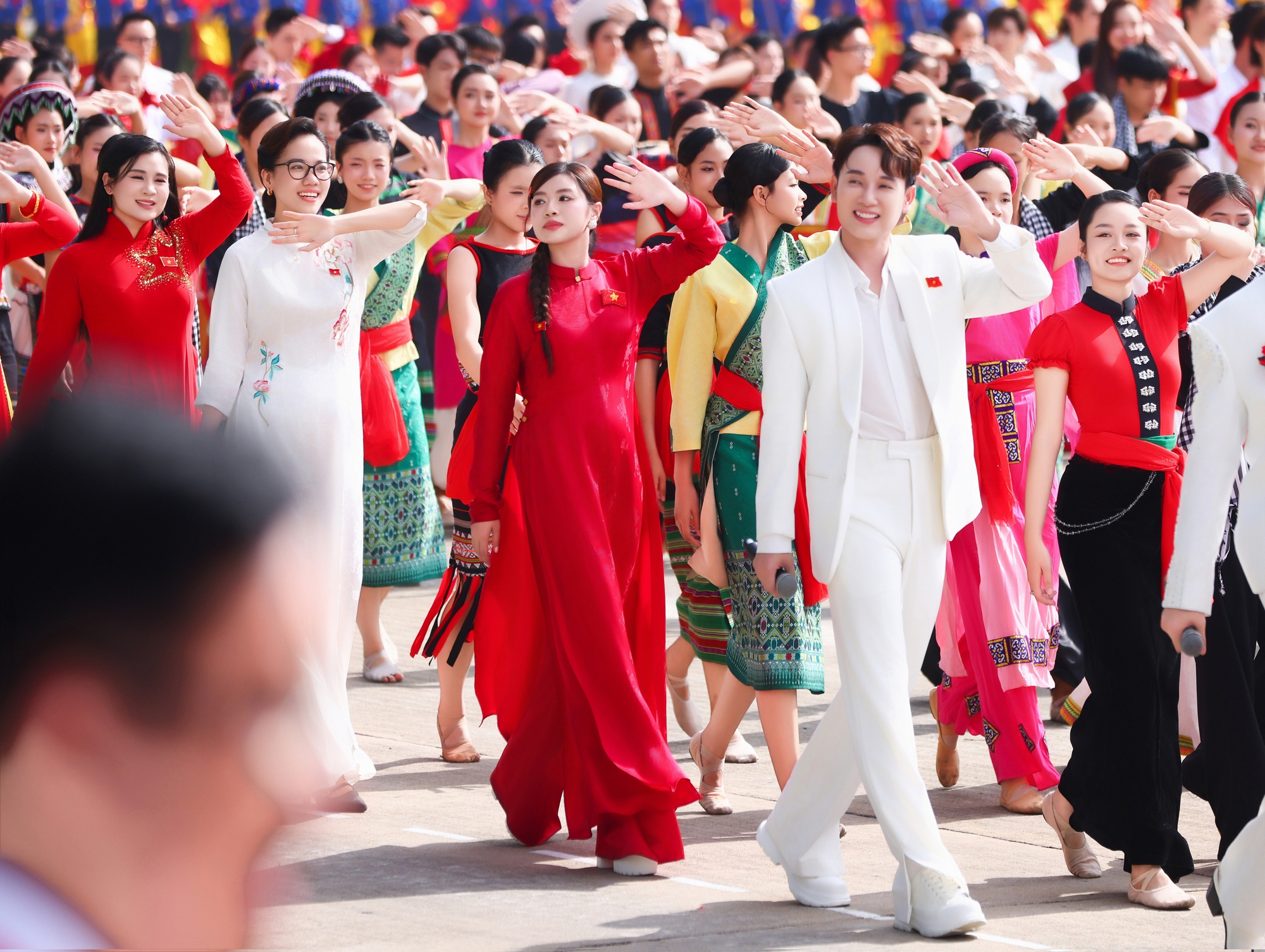 Nguyễn Thu Hằng xúc động khi được hát giữa Quảng trường Ba Đình: "Tôi mãi mãi không quên"- Ảnh 4. Nguyễn Thu Hằng xúc động khi được hát giữa Quảng trường Ba Đình: "Tôi mãi mãi không quên"- Ảnh 4.