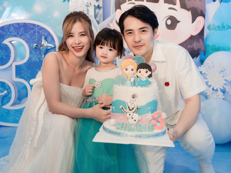 Đông Nhi - Ông Cao Thắng lần đầu đưa con gái Winnie lên sân khấu: Cực phẩm ngoan xinh yêu khiến khán giả mê mẩn!- Ảnh 4.