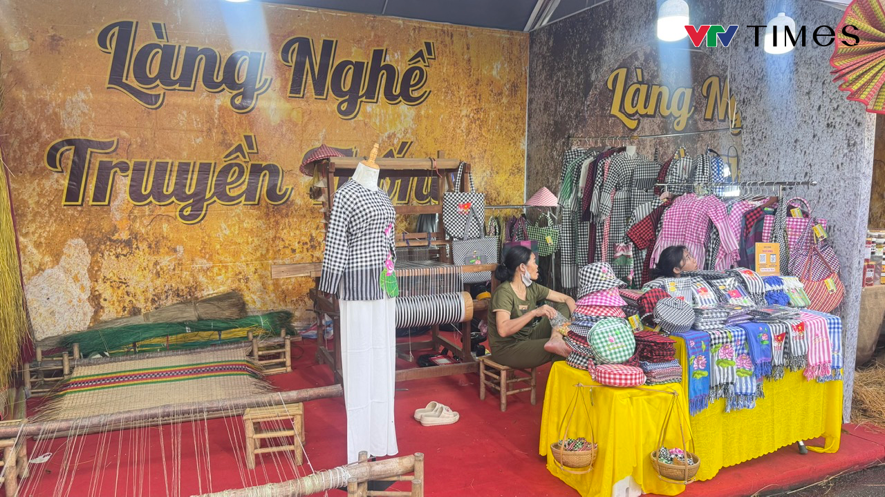 Người dân trải nghiệm trang trí nón lá, thử xay lúa tại Thảo Cầm Viên- Ảnh 5.