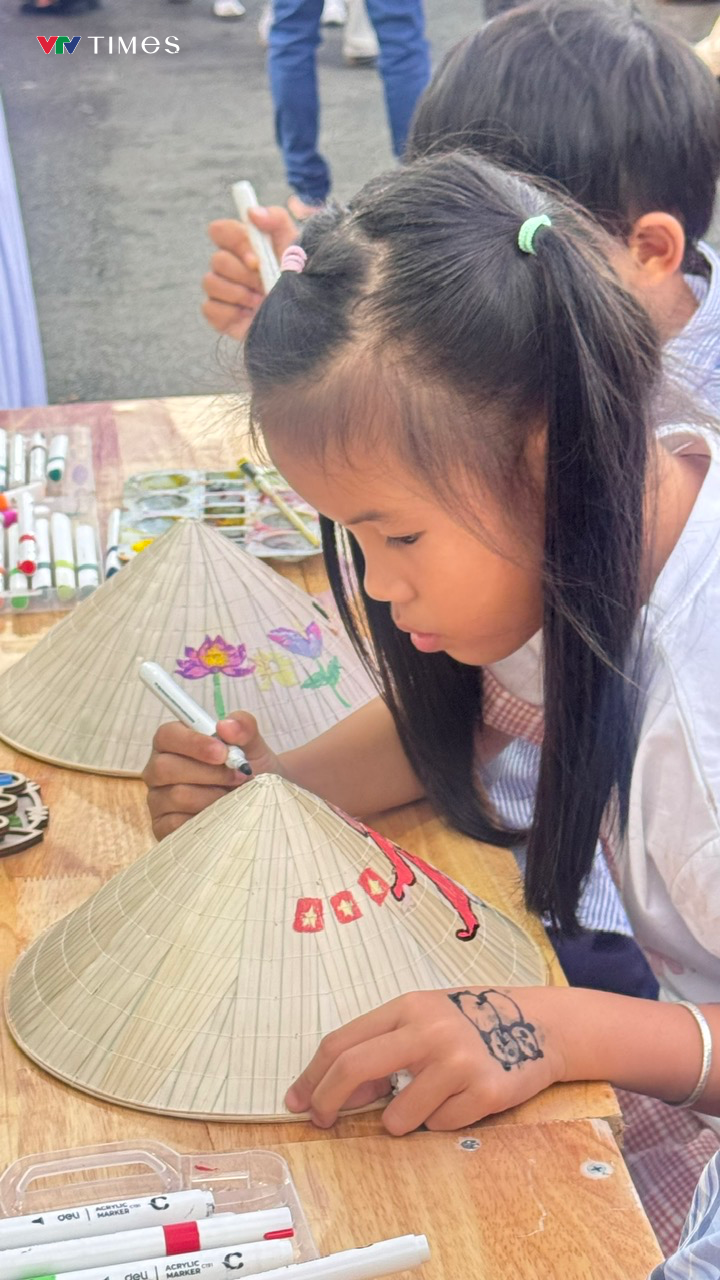 Người dân trải nghiệm trang trí nón lá, thử xay lúa tại Thảo Cầm Viên- Ảnh 3.