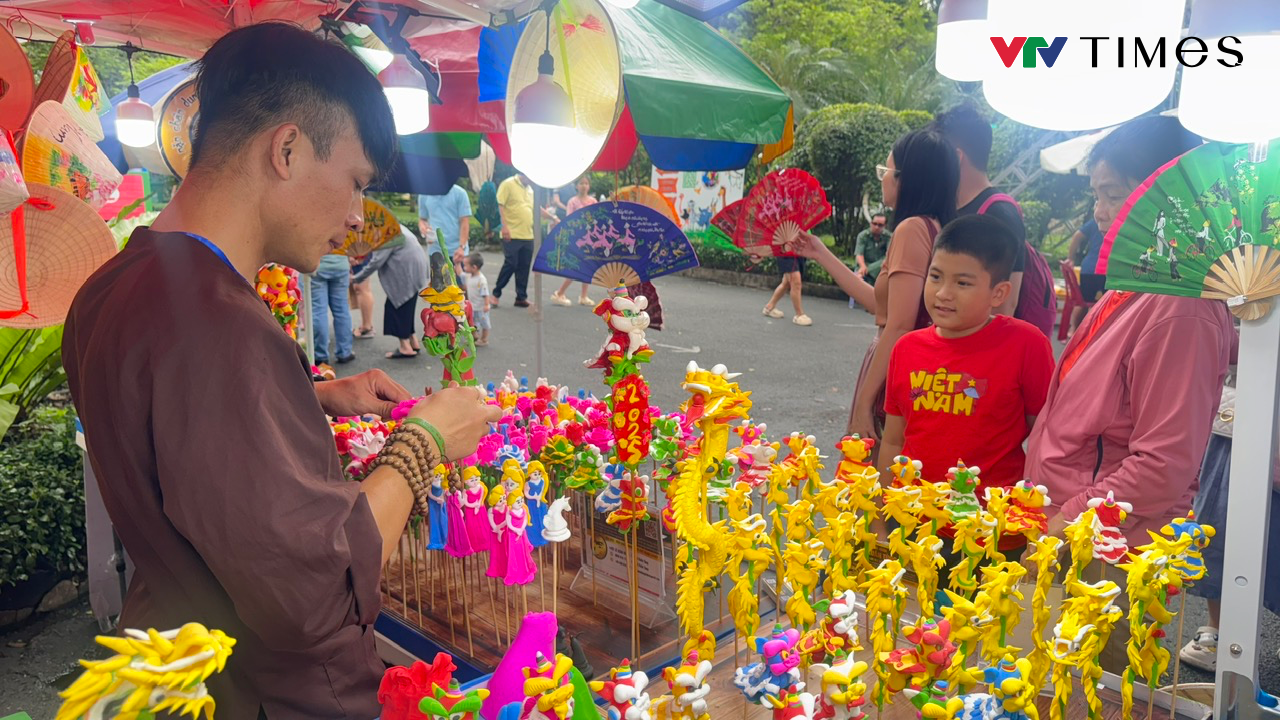 Người dân trải nghiệm trang trí nón lá, thử xay lúa tại Thảo Cầm Viên- Ảnh 6.