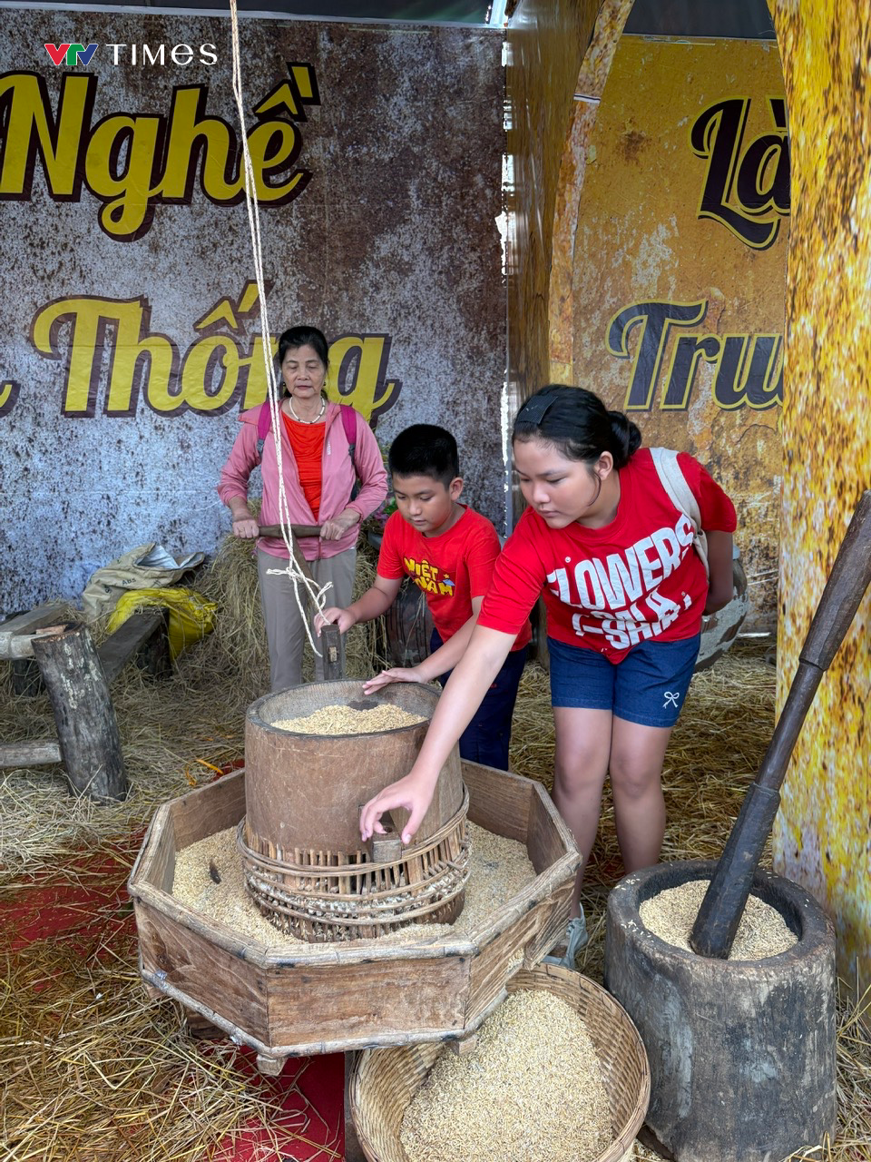 Người dân trải nghiệm trang trí nón lá, thử xay lúa tại Thảo Cầm Viên- Ảnh 4.