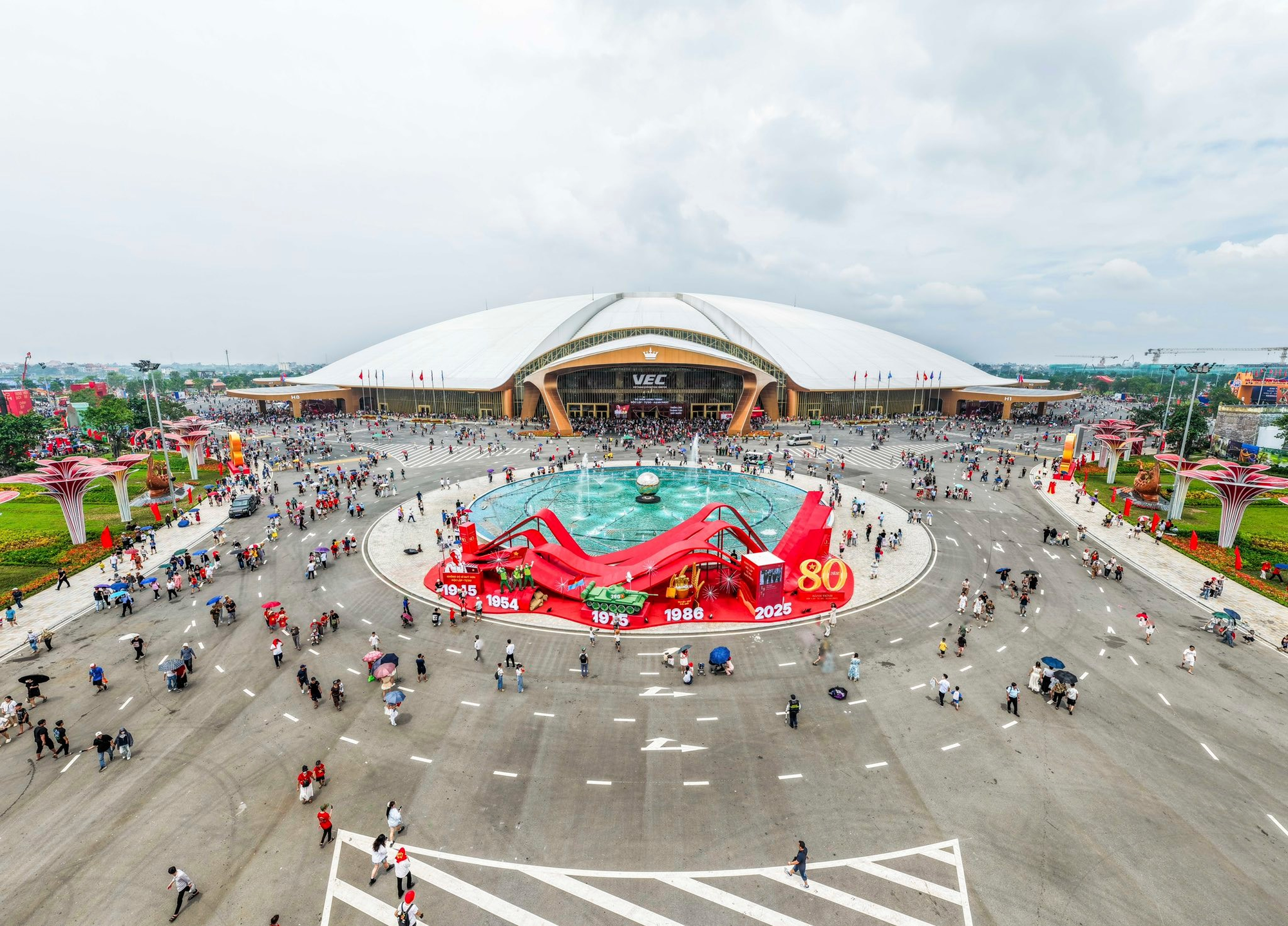 Chỉ còn chưa đầy 12 ngày nữa để ghé qua điểm check-in hot nhất Đông Anh: Gần 2 triệu người đổ về, lấp đầy không gian 260.000m2- Ảnh 2.
