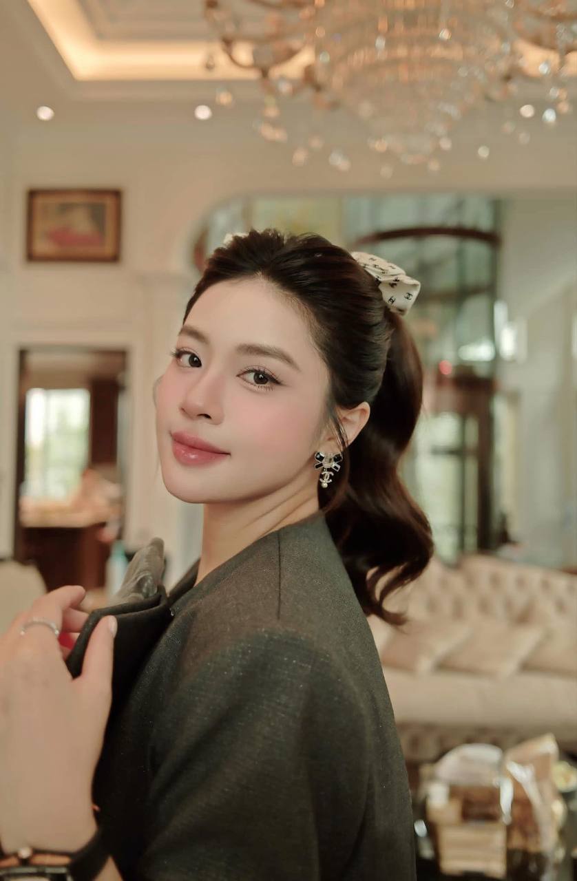 Gái xinh mặc áo dài đỏ đi diễu hành, vô tình đẹp hơn cả Ninh Dương Lan Ngọc- Ảnh 14.