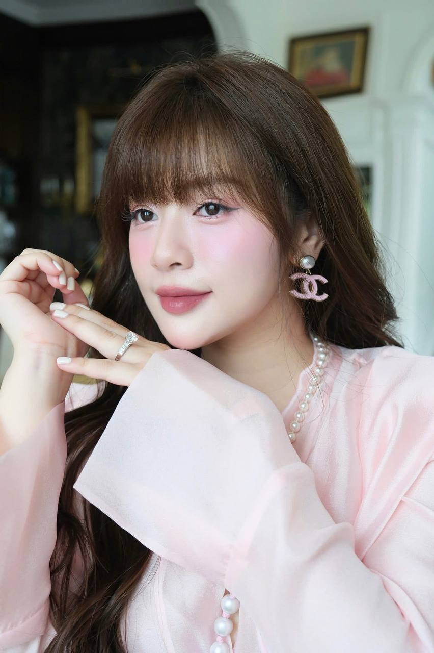 Gái xinh mặc áo dài đỏ đi diễu hành, vô tình đẹp hơn cả Ninh Dương Lan Ngọc- Ảnh 13.