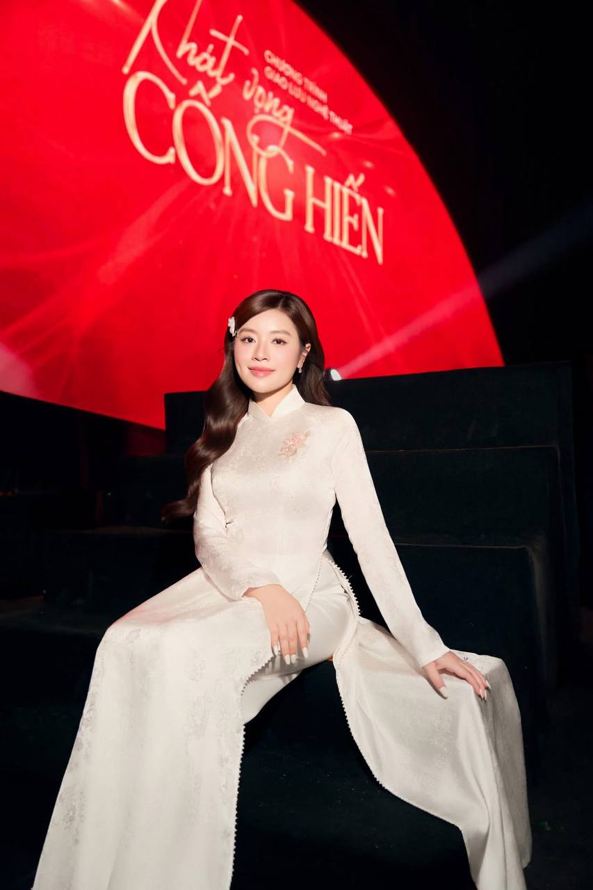 Gái xinh mặc áo dài đỏ đi diễu hành, vô tình đẹp hơn cả Ninh Dương Lan Ngọc- Ảnh 11.