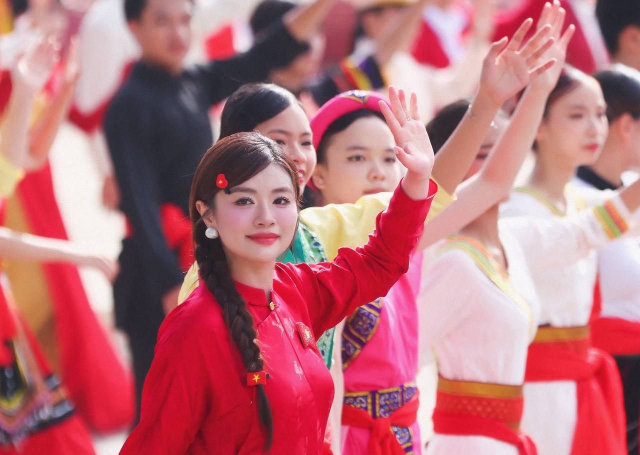 Gái xinh mặc áo dài đỏ đi diễu hành, vô tình đẹp hơn cả Ninh Dương Lan Ngọc- Ảnh 5.