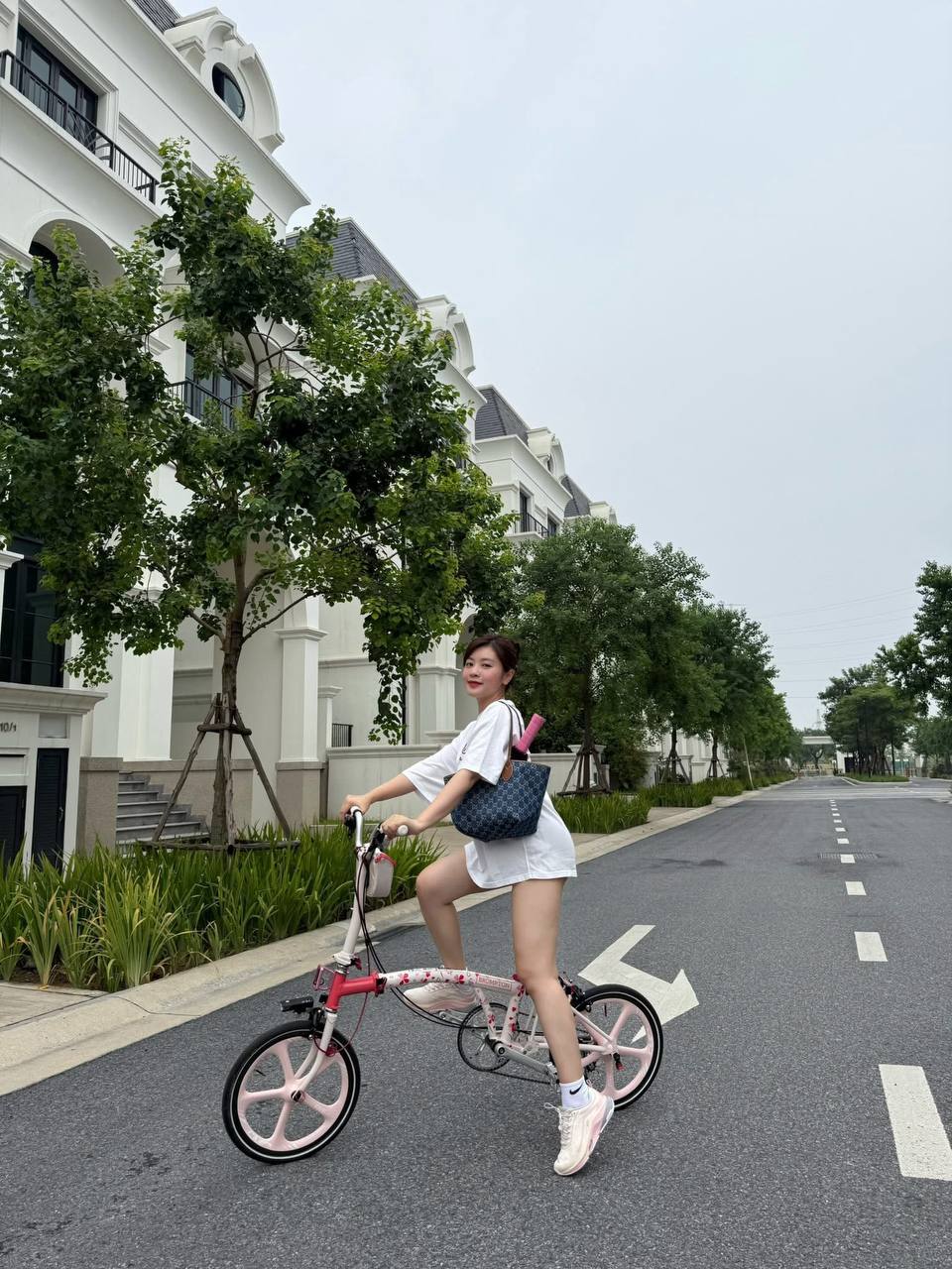 Gái xinh mặc áo dài đỏ đi diễu hành, vô tình đẹp hơn cả Ninh Dương Lan Ngọc- Ảnh 18.