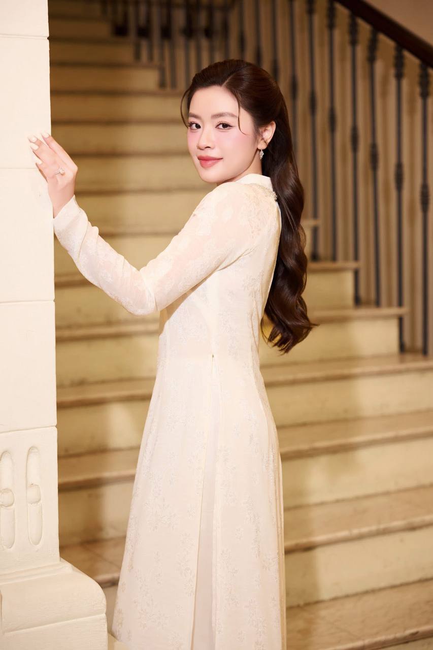 Gái xinh mặc áo dài đỏ đi diễu hành, vô tình đẹp hơn cả Ninh Dương Lan Ngọc- Ảnh 9.